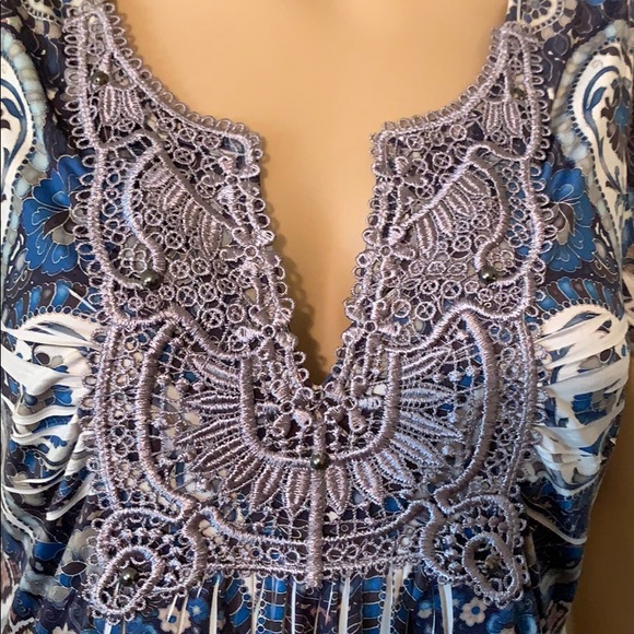 Dressbarn Paisley blue/multi v-neck s/s top - Picture 3 of 6